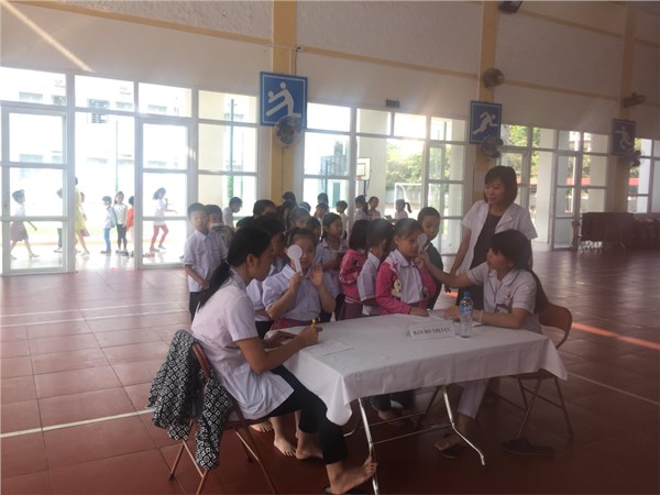 Trường Tiểu học Thanh Am khám sức khỏe định kỳ cho học sinh năm học 2017 - 2018